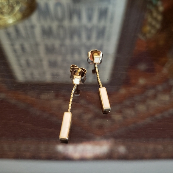 Vintage dainty gold/cream dangle chain earrings - Picture 2 of 3